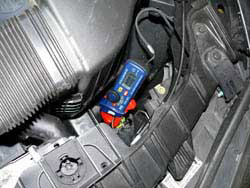 Multimeter Ampretang PCE-DC 1 bij het doormeten van een voertuig