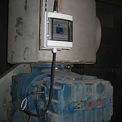 Een vibratie transducer bij het monitoren met een verdichtingsmachine