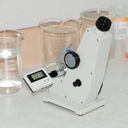 Abbe-refractometer in gebruik