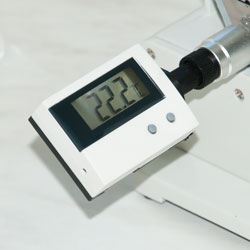 Abbe-refractometer met een thermometer om de correcte brekingsindex te berekenen