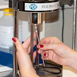 De Analoge rotatie viscometer PCE-RVI 1 tijdens het wisselen van de spil