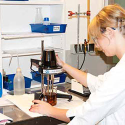 De Analoge rotatie viscometer PCE-RVI 1 in het lab