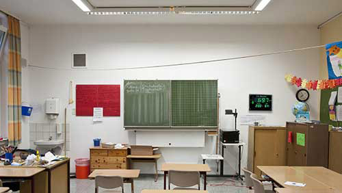 De CO2-meter PCE-AC 2000 hangt in een klaslokaal