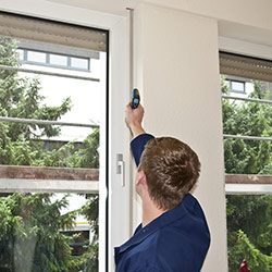 De contactloze thermometer in de praktische toepassing op ramen
