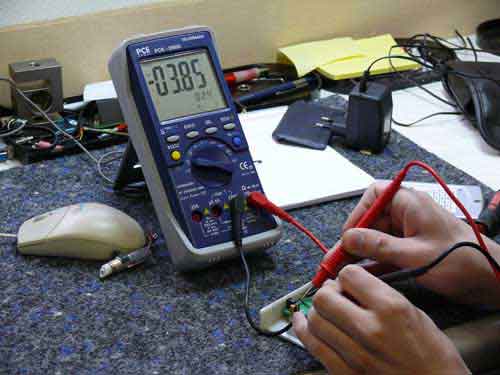 Hier ziet u de digitale multimeter PCE-DM 22 wordt gebruikt