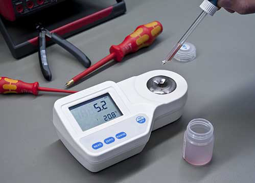 De Digitale refractometer voor antivries HI 96831 / HI 96832 tijdens het meten