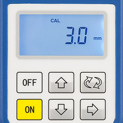 De Diktemeter voor materialen PCE-TG100 met ingeschakelde kalibratiemodus