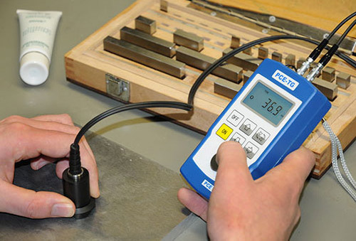 De Diktemeter voor materialen PCE-TG100 in gebruik