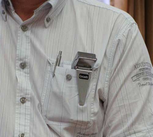 Gamma dosimeter Graetz ED150 kan in de borstzak van een overhemd worden vervoerd