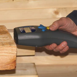 Starten met de gele knop van de houtsterktemeter Timber Grader MTG
