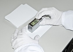 Glansmeter PCE-GM 60 tijdens het meten van een gelakt oppervlak