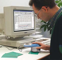 Kleur- en glansmeter Spektromaster 565-Serie bij beopaliing en overdracht van gegevens naar pc