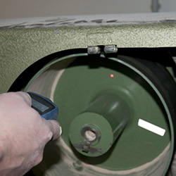 De laser tachometer tijdens een contactloze meting