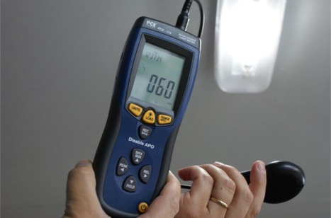 De Luxmeter PCE-174 in gebruik