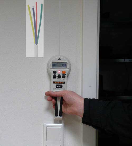 Metaal Scanner Multifinder Pro tijdens inzet bij het zoeken van verborgen snoeren in de wand