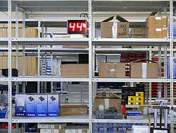 De Meter voor relatieve vochtigheid en temperatuur PCE-G1 in een magazijn