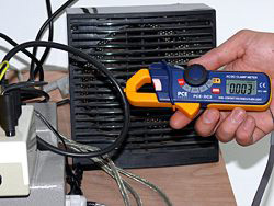 De mini amperetang PCE-DC 3 bij het bepalen van de spanning van kabel