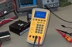 Multifunctionele kalibrator PCE-789 in gebruik