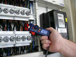 Spanningstest van een elektrisch paneel met de Multimeter Ampèretang PCE-DC 1