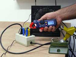 Ook voor het meten van een verdeelstekker is de Multimeter Ampèretang PCE-DC 1 geschikt