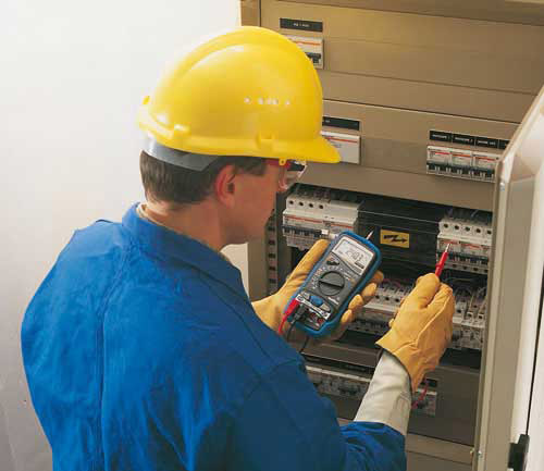 De schokbestendige multimeter Metrix MX24B in gebruik