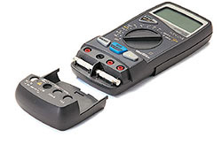 De schokbestendige multimeter Metrix MX24B met geopend zekeringscompartiment