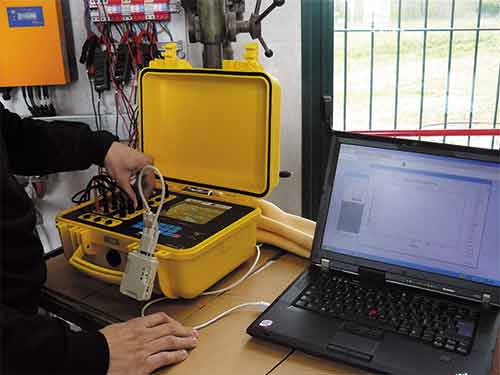 Solarmodule-tester Greentest FTV 100 tijdens inzet 