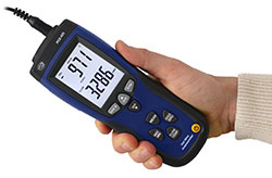 Dankzij het ergonomische ontwerp van de hittedraad anemometer PCE-423 kan hij met slechts n hand bediend worden 