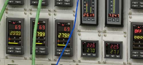 De universele regelaar PCE-RE82 met digitale displays voor staafdiagrammen type PCE-NA5 en PCE-NA6 en de universele regelaar PCE-RE26 ingebouwd in een paneel.