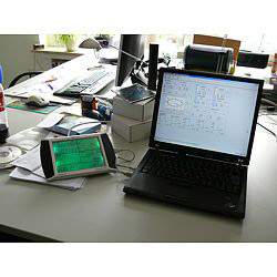 Laptop aangesloten op de Weerstation met touchscreen PCE-FWS 20
